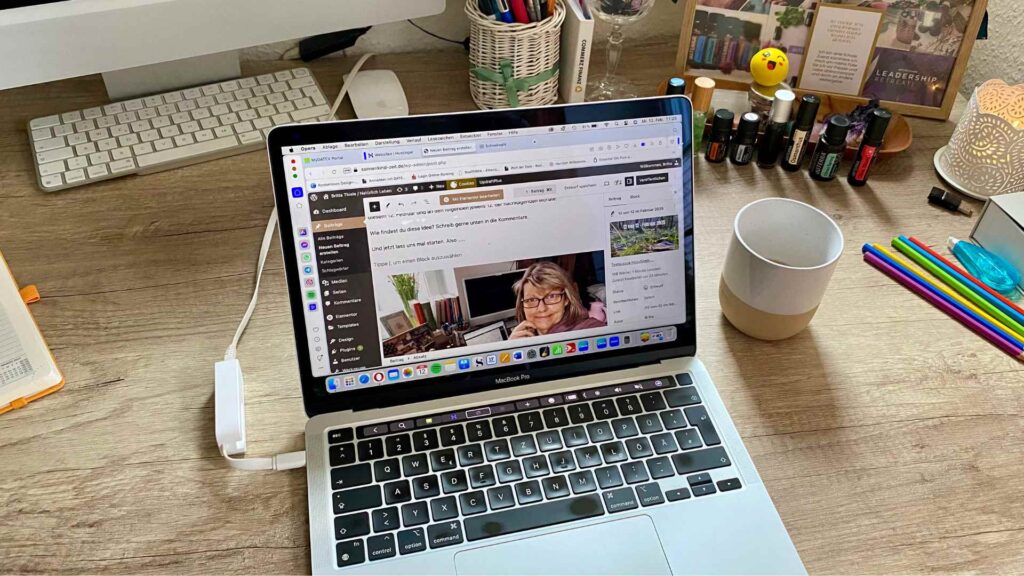 Ein aufgeklappter Laptop, der die Bearbeitungsseite für einen Blogartikel zeigt. Die Autorin hat immer wieder in ihren Blogbeiträgen eingearbeitet, was ihre eigene Vision ist, um Bücher zu schreiben.