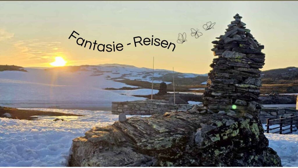 Zu sehen sind schneebedeckte Hügel und im Vordergrund ein wilder Fels. Im Hintergrund geht die Sonne auf und taucht den Himmel in orangefarbenes Licht. Über den Himmel erstreckt sich der Schriftzug: Fantasie-Reisen, der begleitet wird von 3 Schmetterlingen.