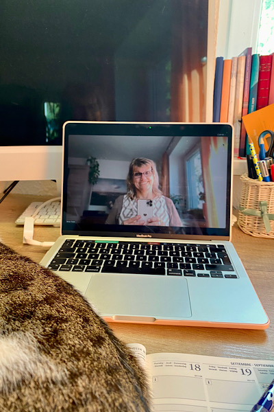 Laptop auf meinem Schreibtisch, ich bin bereit für ein Online-Coaching mit meiner Klientin.