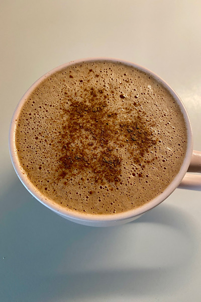 Mein Lieblingsgetränk, eine Tasse mit warmem, cremigen Roh-Kakao.