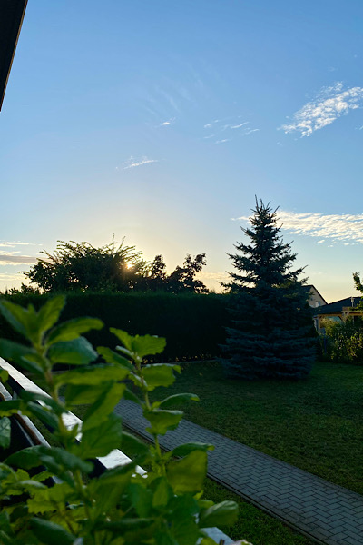 Blick vom Balkon mit einem sanften Sonnenaufgang, der sich anbahnen will.