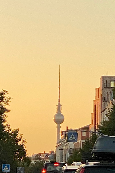 Der Berliner Fernsehturm bei unserer Anreise in Berlin. Er ist in orangefarbenes Licht getaucht, denn so langsam geht die Sonne unter.