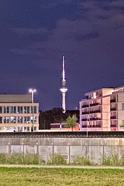 Der Berliner Fernsehturm bei Nacht. Das Bild entstand, als wir nach dem Konzert aus dem Velodrom kamen.