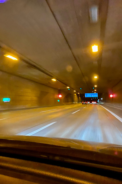 Ein Foto aus dem Auto zeigt den Berliner Tunnel direkt vor uns. Alles ist hell erleuchtet, denn inzwischen ist es mitten in der Nacht.