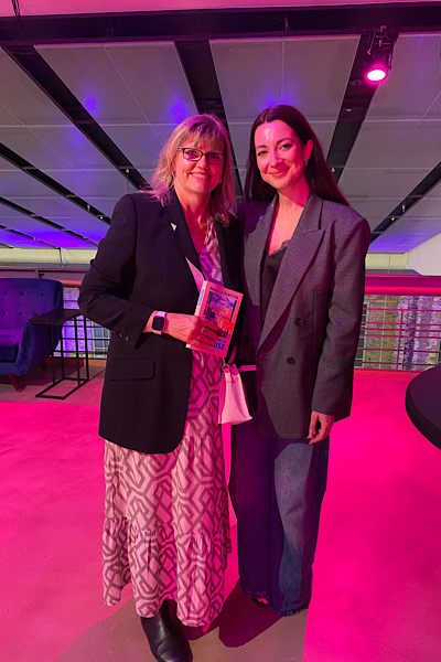 Marie Luise Ritter und ich, nachdem sie mein Buch signiert und wir ein tolles Gespräch geführt hatten.