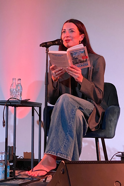 Marie Luise Ritter in Großaufnahme beim Lesen aus ihrem neuen Buch.
