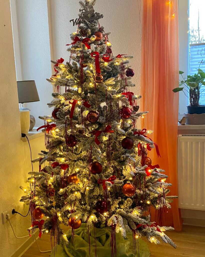 Diesmal liegen keine Geschenke unter dem festlichen Weihnachtsbaum.