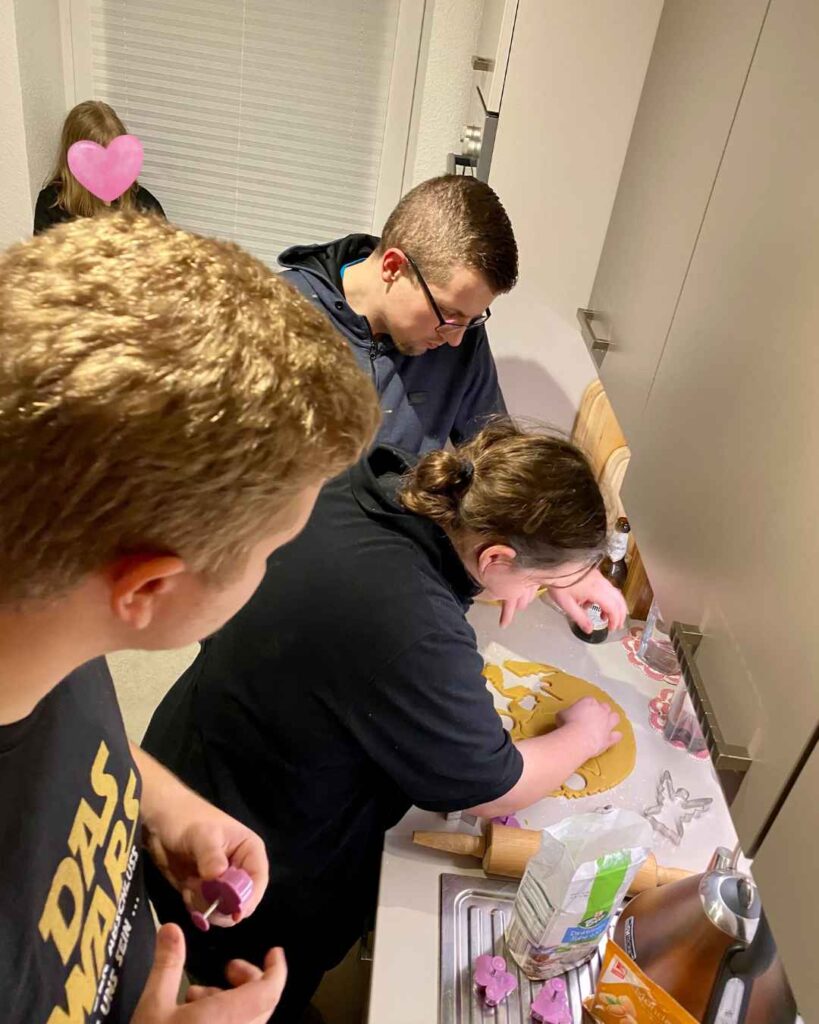 Stattdessen stehen meine schon erwachsenen Kinder mit mir in der Küche und backen gemeinsam Plätzchen.